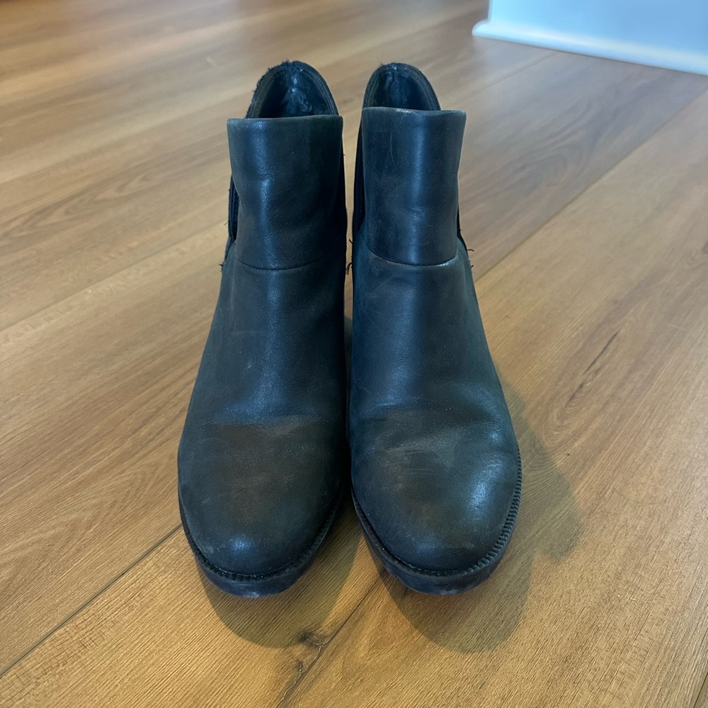 Women’s Clark’s Black Leather Ankle Boots Size 8 - Picture 2 of 5